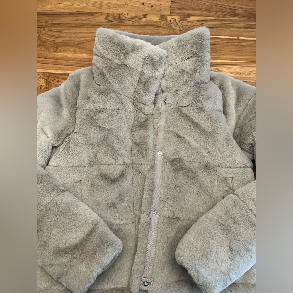 Abercrombie Faux Fur Mini Puffer Size Extra Small Light Grey - Picture 8 of 11